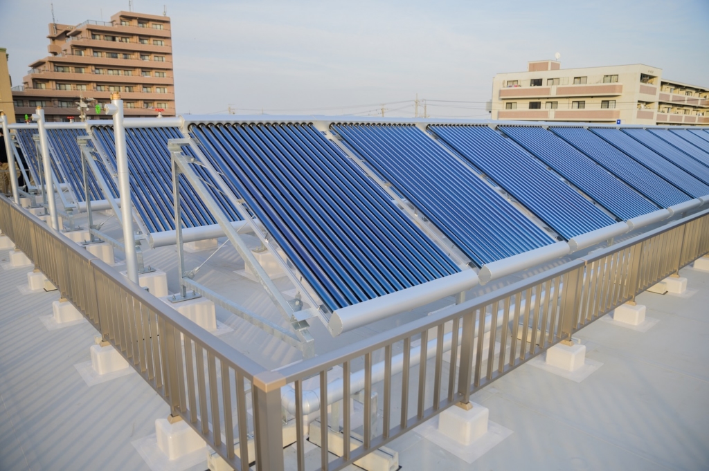 屋上の太陽集熱機設備